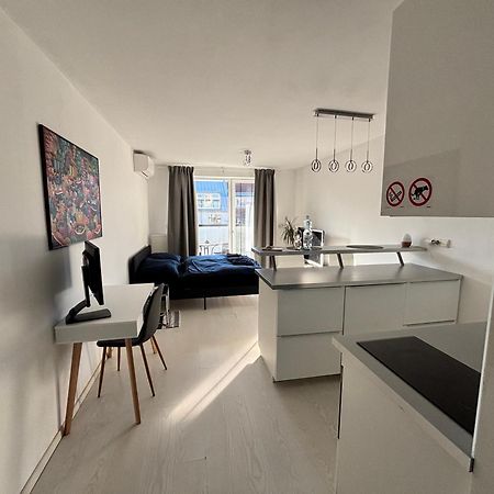 New Studio, Central Location! Bratislava Bagian luar foto